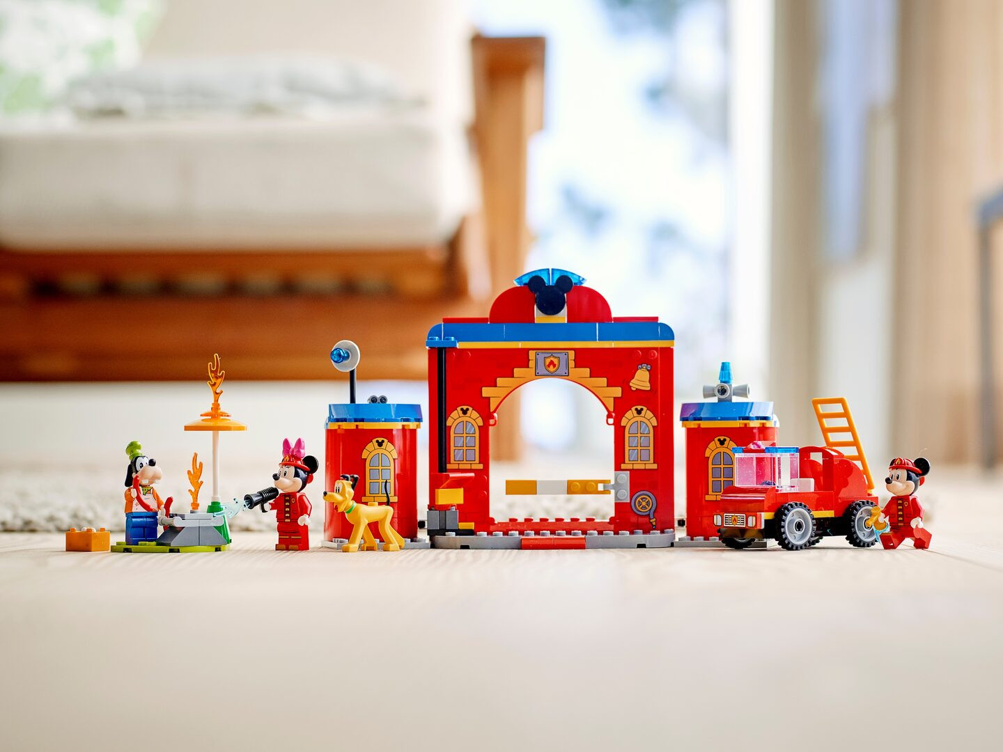 Mickey & Friends brandweerkazerne & auto — Afbeelding 10